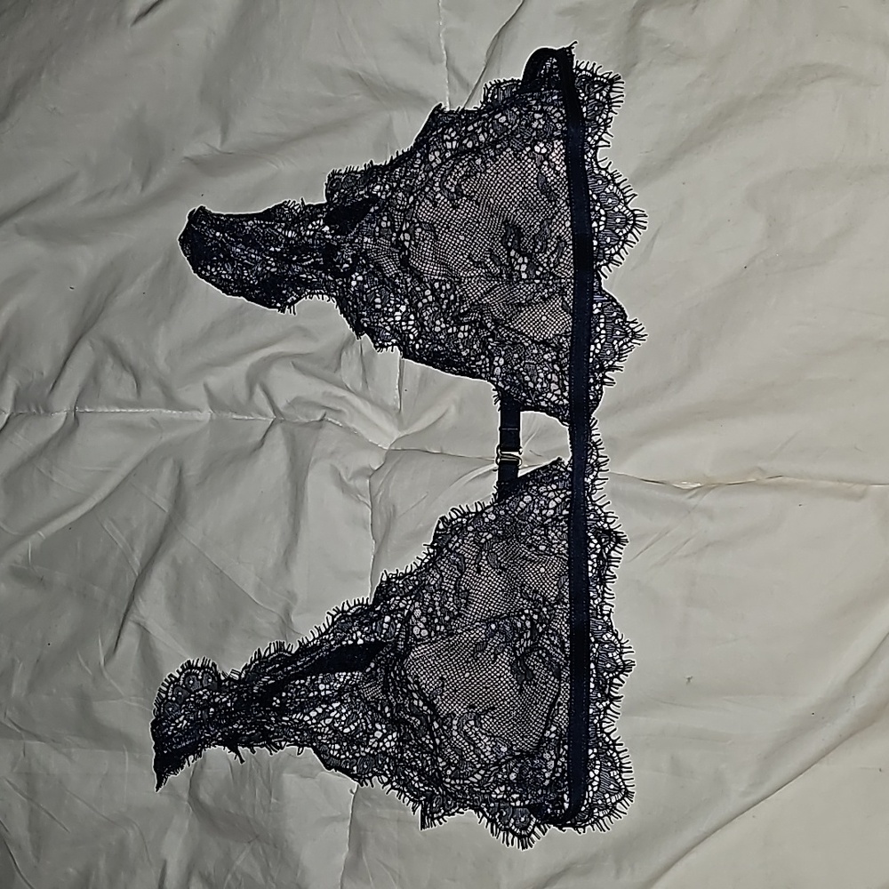Victoria Secret Womens Beautiful SEXY lingerie bra. Navy blue and tan!! Sz Small
